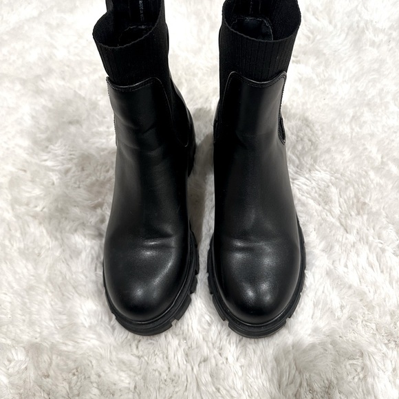 Steve Madden Chelsea Boot • Style: HUTCHH20 • Black - Picture 5 of 7